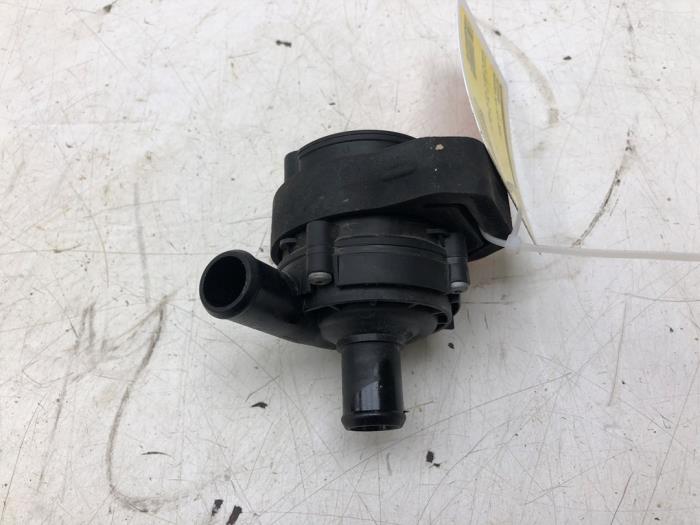 Usagé Pompe à eau Mercedes SLK (R172) 2.1 250 CDI, 250d 16V Prix € 51,45 Règlement à la marge proposé par Wessel Parts & Service B.V.