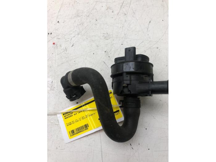 Usagé Pompe à eau Mercedes SLK (R172) 2.1 250 CDI, 250d 16V Prix € 51,45 Règlement à la marge proposé par Wessel Parts & Service B.V.