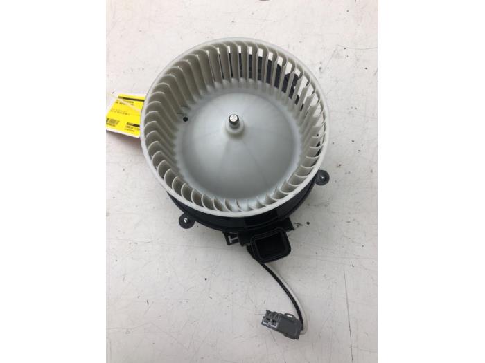 Heating and ventilation fan motor from a Opel Insignia Sports Tourer 2.0 CDTI 16V 2020