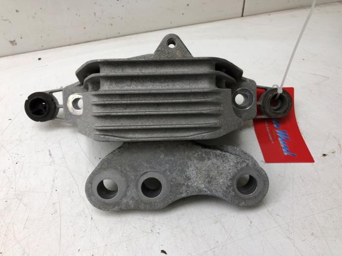 Engine mount from a Opel Insignia Sports Tourer 2.0 CDTI 16V 2020