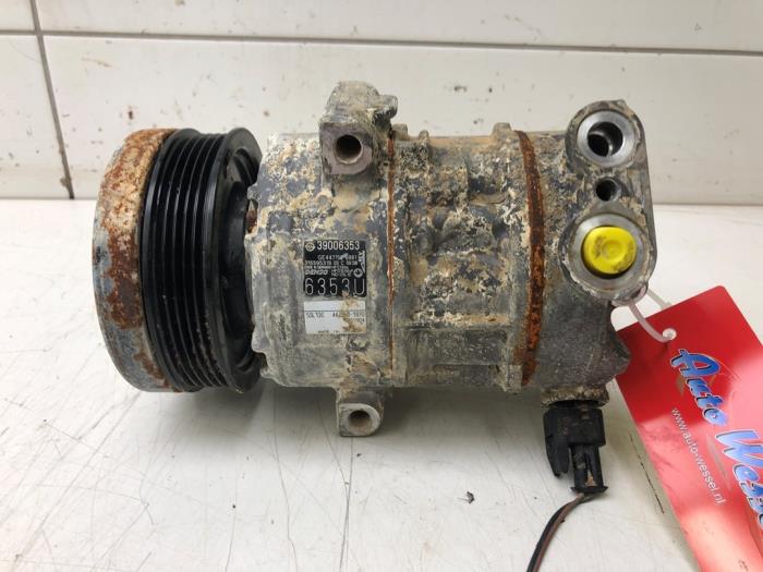 Air conditioning pump from a Opel Corsa E 1.4 16V 2019