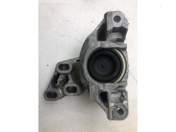 Engine mount from a Mercedes-Benz A (W176) 2.0 A-250 Turbo 16V 2016