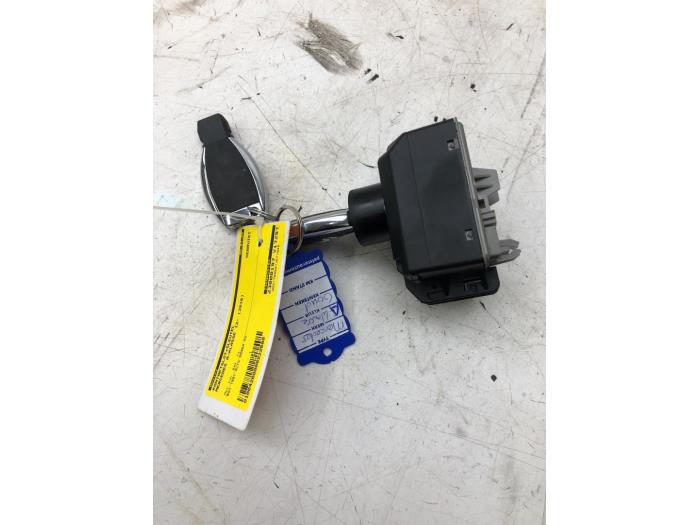 Używane Stacyjka + Kluczyk Mercedes A (W176) 2.0 A-250 Turbo 16V Cena € 156,45 Procedura marży oferowane przez Wessel Parts & Service B.V.