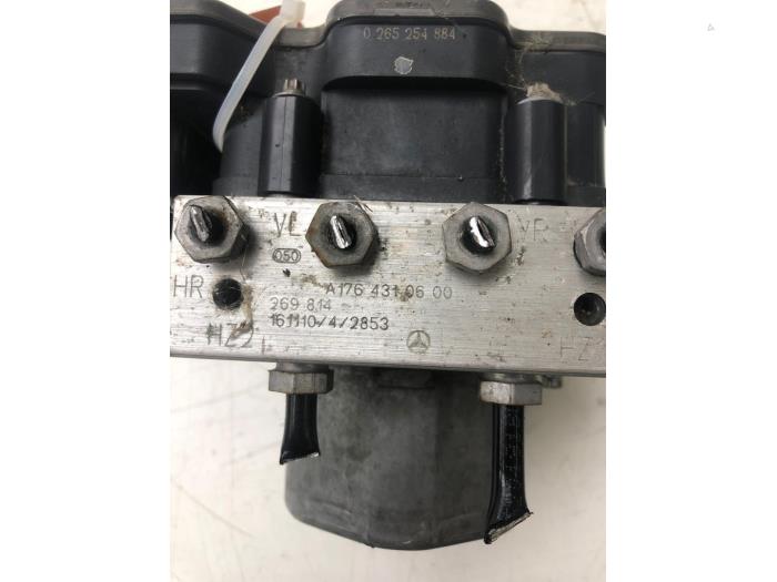 Pompe ABS d'un Mercedes-Benz A (W176) 2.0 A-250 Turbo 16V 2016
