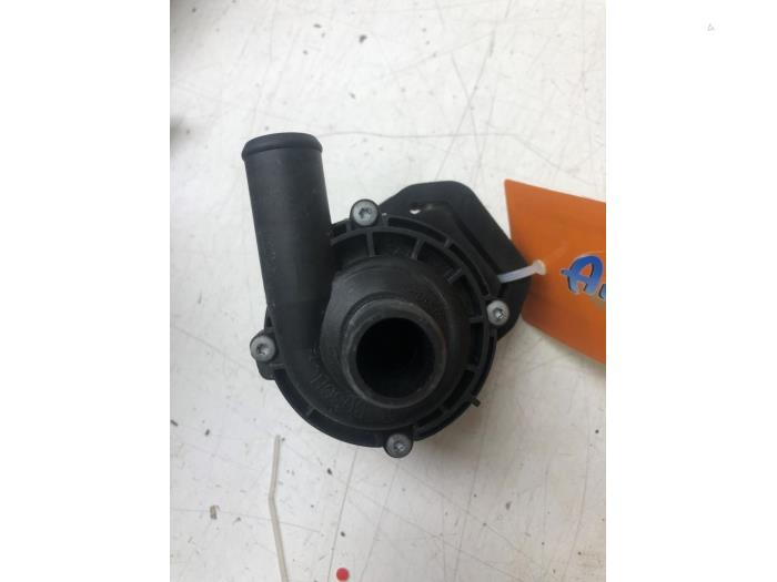 Gebrauchte Wasserpumpe Mercedes A (W176) 2.0 A-250 Turbo 16V Preis € 51,45 Margenregelung angeboten von Wessel Parts & Service B.V.