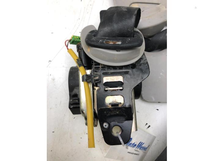 Tensor de cinturón de seguridad izquierda de un Kia Sportage (QL) 1.6 CRDi 16V 136 2019