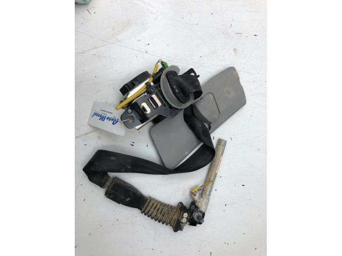 Seatbelt tensioner, left from a Kia Sportage (QL) 1.6 CRDi 16V 136 2019