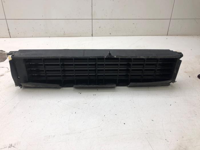 Begagnade Lufttratt Nissan Qashqai (J11) 1.3 DIG-T 160 16V Pris € 183,75 Marginaltabell erbjuds av Wessel Parts & Service B.V.