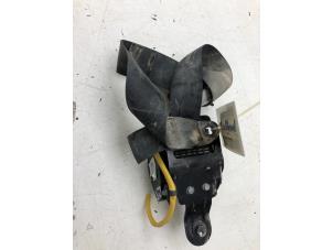 Used Rear seatbelt tensioner, right Kia Sportage (QL) 1.6 CRDi 16V 136 Price on request offered by Autobedrijf G.H. Wessel B.V.