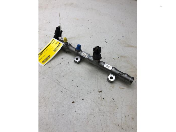Fuel injector nozzle from a Kia Sportage (QL) 1.6 CRDi 16V 136 2019