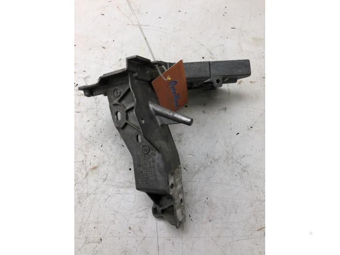 Używane Wspornik silnika Mercedes E AMG (R238) 3.0 E-53 AMG EQ Boost 24V 4-Matic+ Cena € 51,45 Procedura marży oferowane przez Wessel Parts & Service B.V.