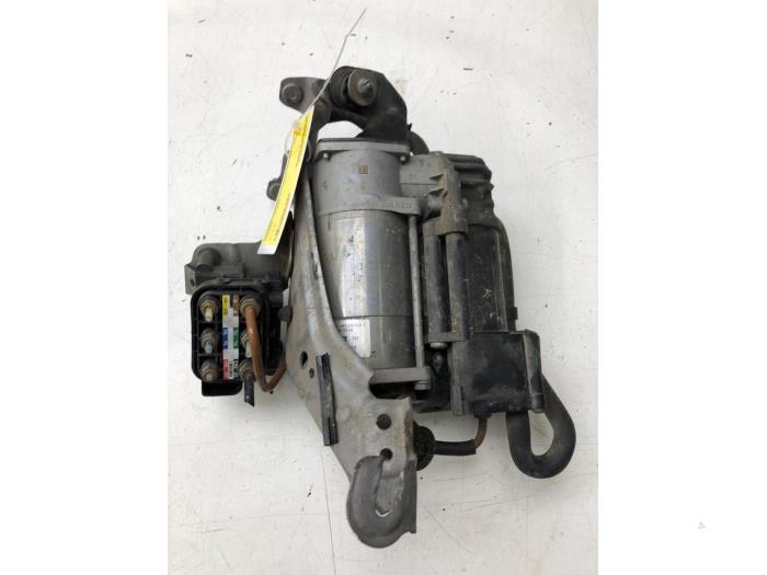 Begagnade Luftpump (fjädring) Mercedes E AMG (R238) 3.0 E-53 AMG EQ Boost 24V 4-Matic+ Pris € 471,45 Marginaltabell erbjuds av Wessel Parts & Service B.V.
