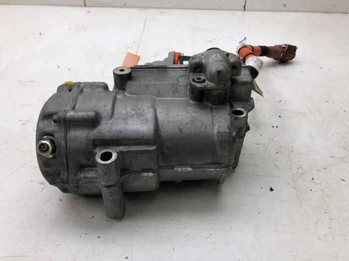 Air conditioning pump from a Smart Fortwo Cabrio (453.4) Electric Drive 2017