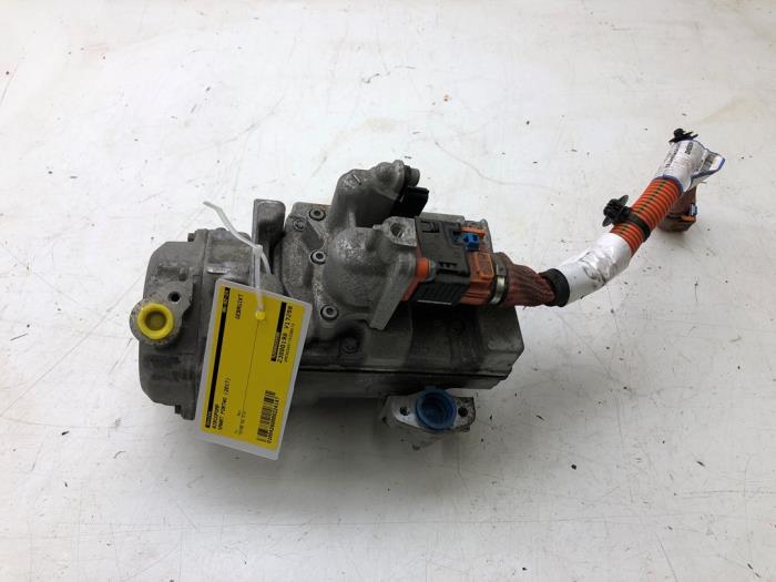 Air conditioning pump from a Smart Fortwo Cabrio (453.4) Electric Drive 2017