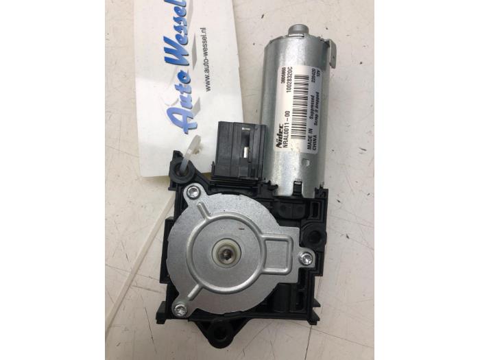 Sunroof motor from a Lynk & Co 01 1.5 PHEV 2021