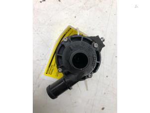 Vattenpump från en Renault Master III (EV/HV/UV/VA/VB/VD/VF/VG/VJ) 2.3 dCi 145 16V FWD 2021
