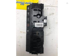 Used Panic lighting switch Renault Master IV (EV/HV/UV/VA/VB/VD/VF/VG/VJ) 2.3 dCi 145 16V FWD Price € 49,00 Margin scheme offered by Autobedrijf G.H. Wessel B.V.