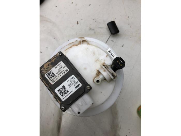 Electric fuel pump from a Kia Sportage (QL) 1.6 GDI 132 16V 4x2 2019