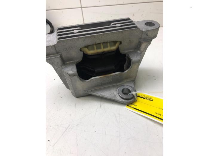 Engine mount from a Volvo XC40 (XZ) 2.0 D3 16V 2019