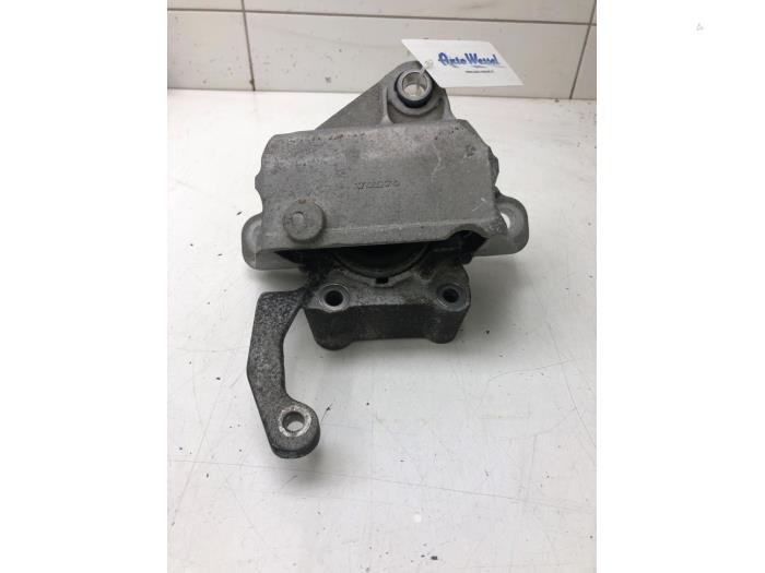 Engine mount from a Volvo XC40 (XZ) 2.0 D3 16V 2019