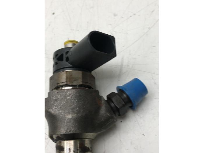 Injector (diesel) from a Skoda Superb (3V3) 2.0 TDI 2018
