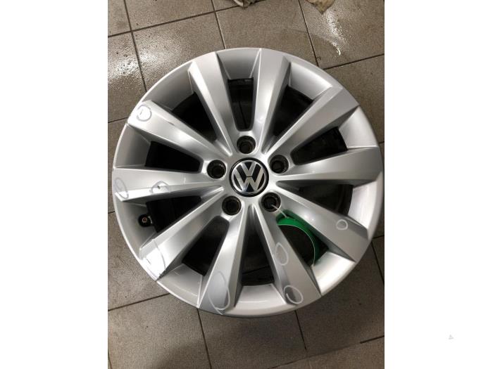 Wheel from a Volkswagen Beetle (16AE) 1.6 TDI 16V 2012