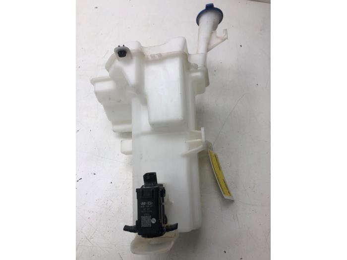 Front windscreen washer reservoir from a Kia Rio IV (YB) 1.0i T-GDi 100 12V 2019