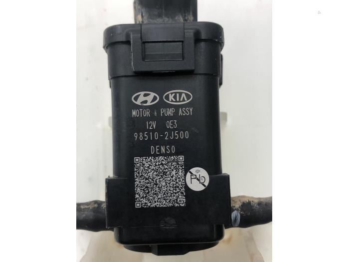 Front windscreen washer reservoir from a Kia Rio IV (YB) 1.0i T-GDi 100 12V 2019