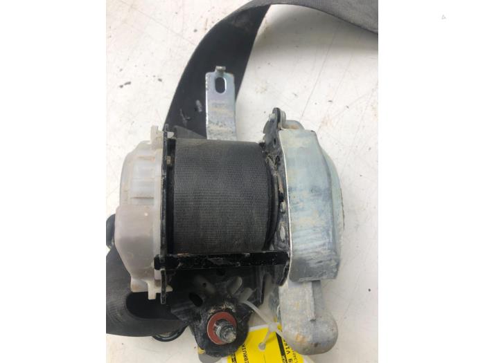 Seatbelt tensioner, left from a Kia Cee'd (JDB5) 1.4 CRDi 16V 2018
