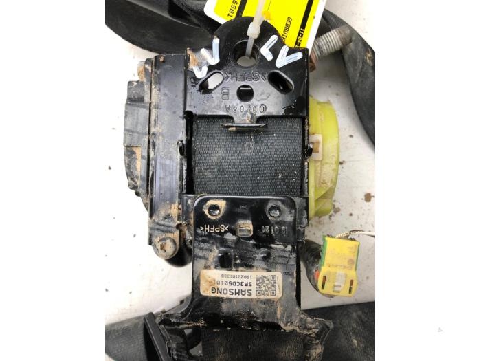 Tensor de cinturón de seguridad izquierda de un Kia Ceed (CDB5/CDBB) 1.0i T-GDi 12V 2019