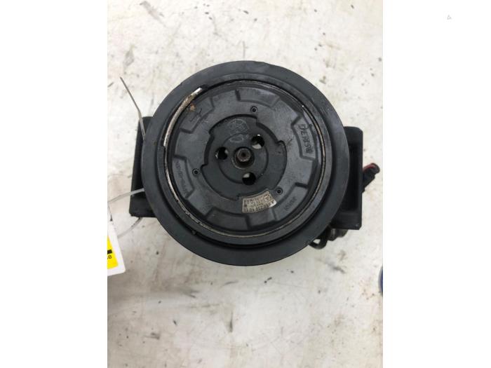Usagé Pompe clim Mercedes C (W203) 2.2 C-220 CDI 16V Prix € 131,25 Règlement à la marge proposé par Wessel Parts & Service B.V.