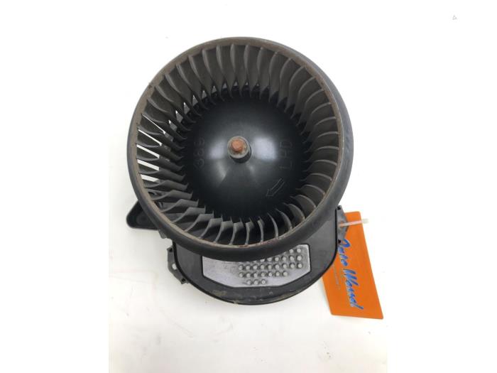 Heating and ventilation fan motor from a Mercedes-Benz CLA Shooting Brake (117.9) 1.5 CLA-180 d 16V 2015