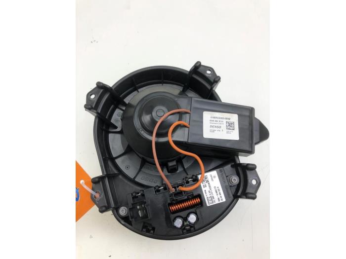 Heating and ventilation fan motor from a Mercedes-Benz CLA Shooting Brake (117.9) 1.5 CLA-180 d 16V 2015