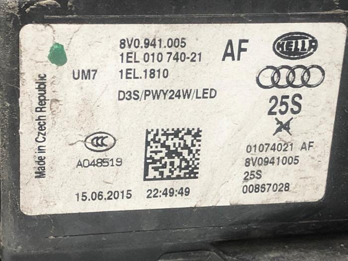 Headlight, left from a Audi A3 Sportback (8VA/8VF) 1.6 TDI Ultra 16V 2015