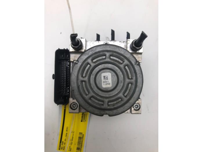 Usagé Pompe ABS Audi A3 Sportback (8VA/8VF) 1.6 TDI Ultra 16V Prix € 103,95 Règlement à la marge proposé par Wessel Parts & Service B.V.