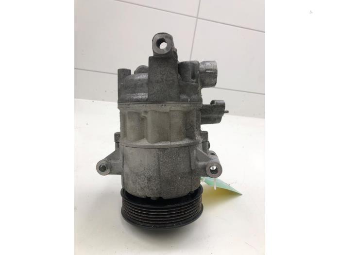 Usagé Compresseur de clim Skoda Yeti (5LAC) 2.0 TDI 16V Prix € 103,95 Règlement à la marge proposé par Wessel Parts & Service B.V.