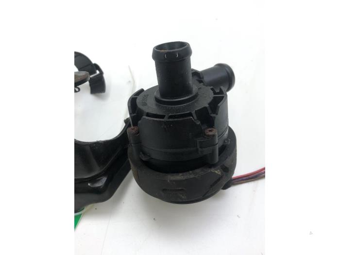 Usagé Kit pompe à eau Skoda Yeti (5LAC) 2.0 TDI 16V Prix € 40,95 Règlement à la marge proposé par Wessel Parts & Service B.V.