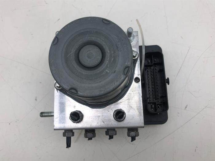 ABS Pumpe van een Opel Vivaro 2.0 CDTI 122 2021