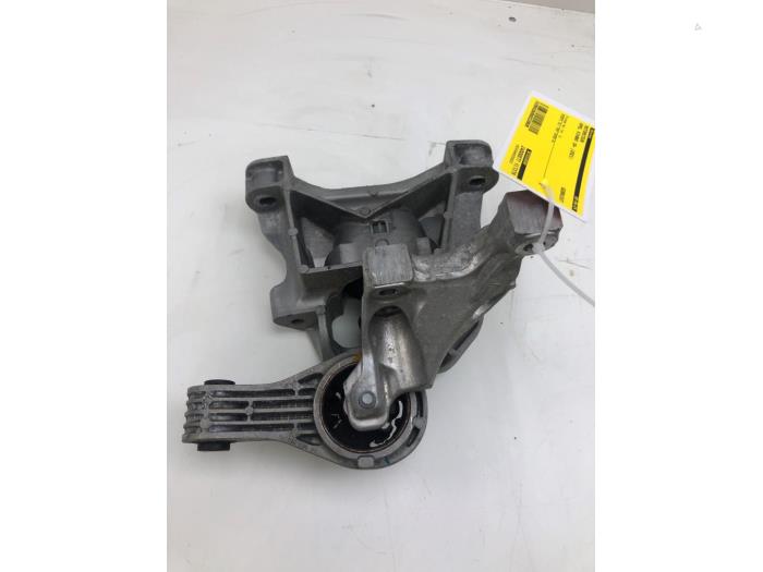 Used Engine mount Opel Vivaro 2.0 CDTI 122 Price € 82,95 Margin scheme offered by Wessel Parts & Service B.V.