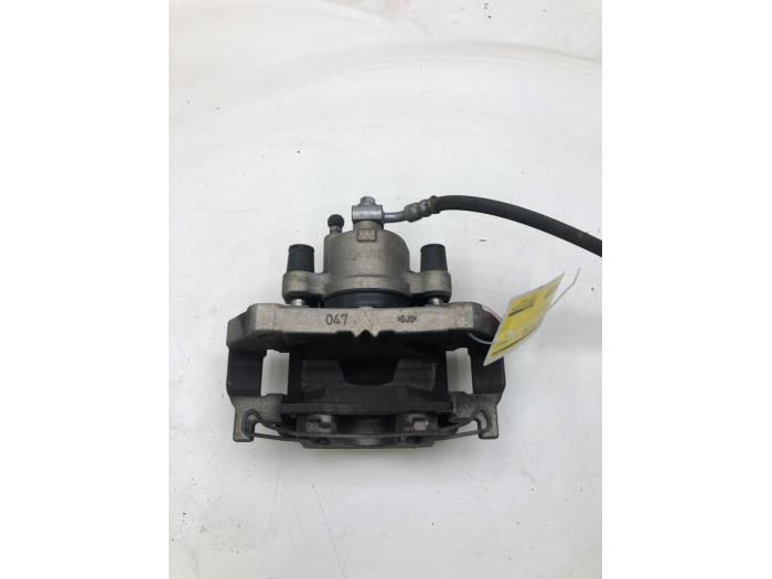 Usagé Etrier de frein avant gauche Opel Astra K Sports Tourer 1.2 Turbo 12V Prix € 36,75 Règlement à la marge proposé par Wessel Parts & Service B.V.