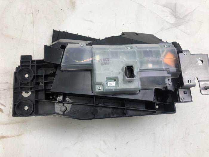 Usados Pantalla Head-up Mazda CX-30 (DM) 2.0 e-SkyActiv-G 122 16V Precio € 523,95 Norma de margen ofrecido por Wessel Parts & Service B.V.