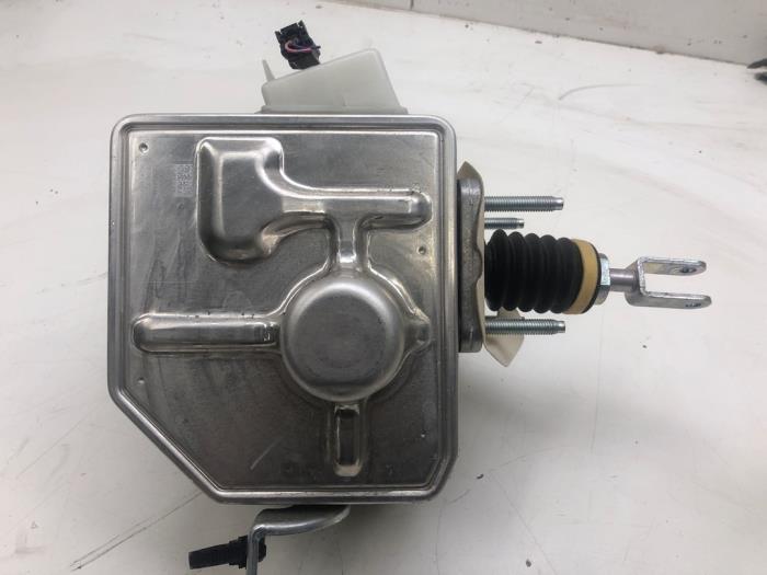 Usagé Assistant de freinage Mazda CX-30 (DM) 2.0 e-SkyActiv-G 122 16V Prix € 838,95 Règlement à la marge proposé par Wessel Parts & Service B.V.