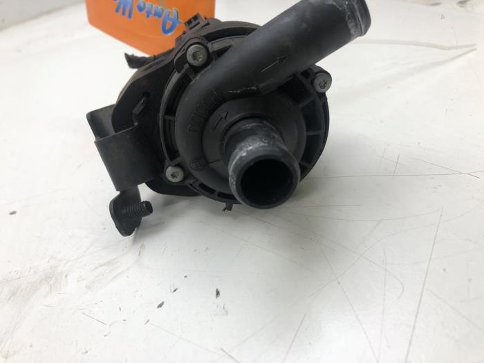 Używane Pompa wodna Mercedes E (W211) 2.2 E-200 CDI 16V Cena € 40,95 Procedura marży oferowane przez Wessel Parts & Service B.V.