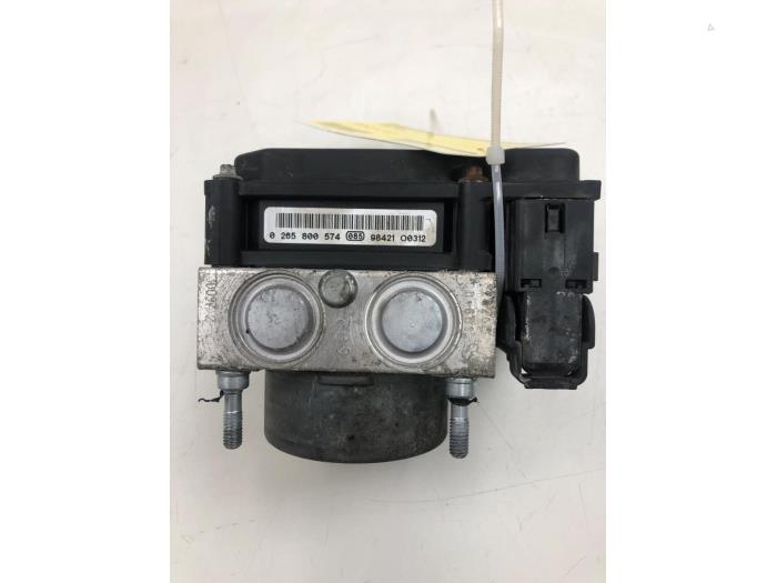 Begagnade ABS-pump Nissan Micra (K12) 1.2 16V Pris € 51,45 Marginaltabell erbjuds av Wessel Parts & Service B.V.