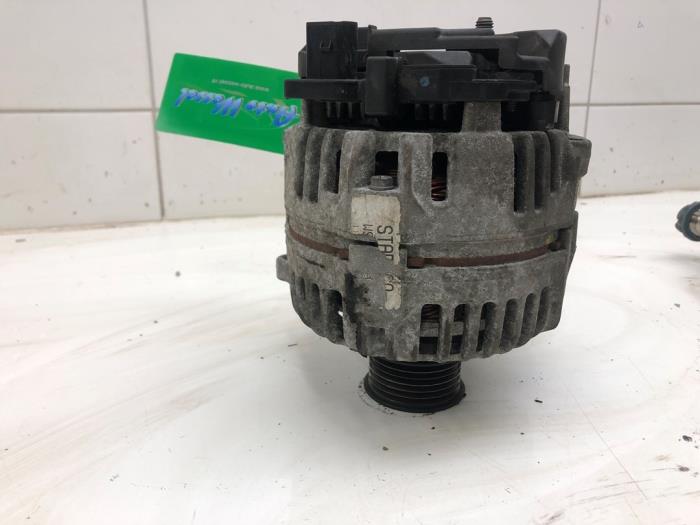 Begagnade Dynamo Volkswagen Polo III (6N2) 1.4 16V 75 Pris € 40,95 Marginaltabell erbjuds av Wessel Parts & Service B.V.