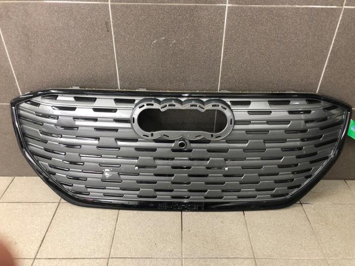 Używane Grill Audi Q4 Cena € 366,45 Procedura marży oferowane przez Wessel Parts & Service B.V.