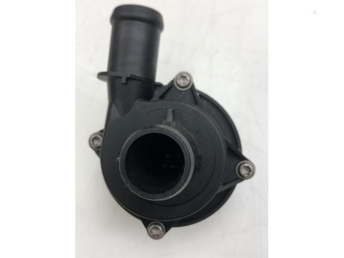 Usagé Pompe à eau Skoda Octavia Combi (5EAC) 1.0 TSI 12V Prix € 40,95 Règlement à la marge proposé par Wessel Parts & Service B.V.