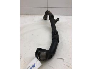 Usagé Tube intercooler Dacia Duster (HS) 1.5 dCi Prix € 49,00 Règlement à la marge proposé par Autobedrijf G.H. Wessel B.V.