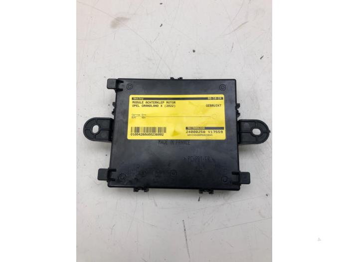 Używane Modul silnika tylnej klapy Opel Grandland (X) 1.6 Turbo 16V Hybrid4 Cena € 40,95 Procedura marży oferowane przez Wessel Parts & Service B.V.