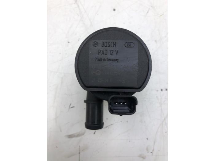 Usagé Pompe à eau Renault Talisman Estate (RFDK) 1.3 TCE 160 16V Prix € 51,45 Règlement à la marge proposé par Wessel Parts & Service B.V.